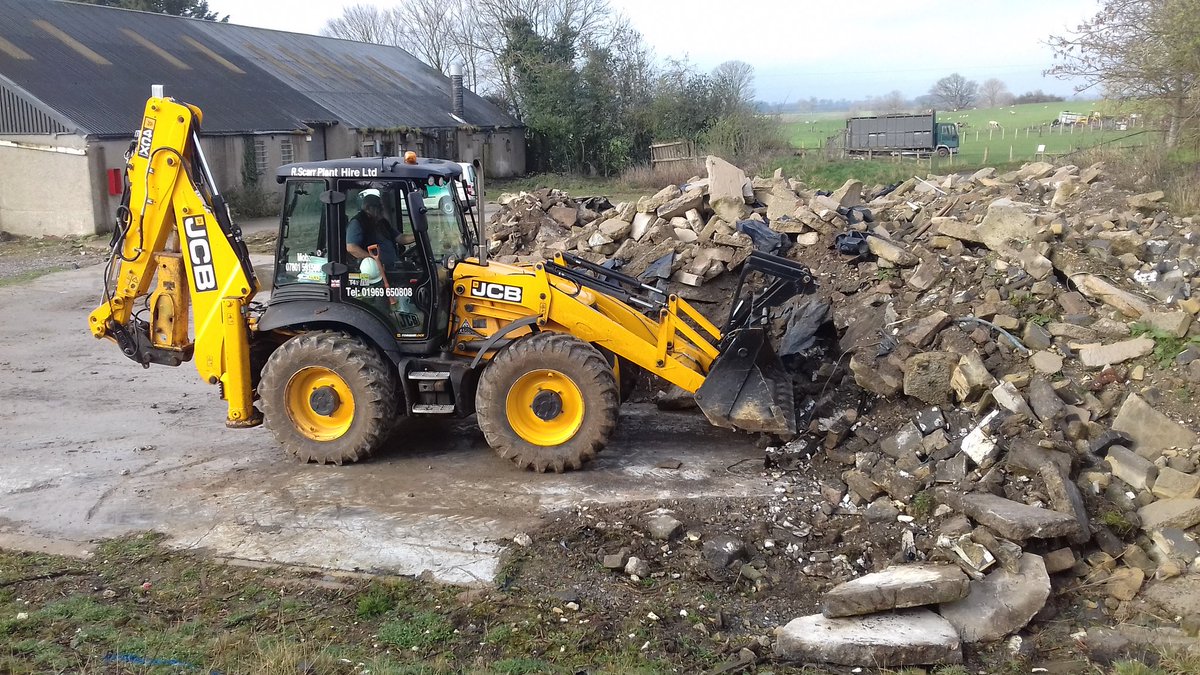 We're investigating the presence of potential contamination from historic ASTs today. They just happened to be under this large demolition stockpile.

#firstjobfirst #wholeftthishere #siteworks #ergointhefield