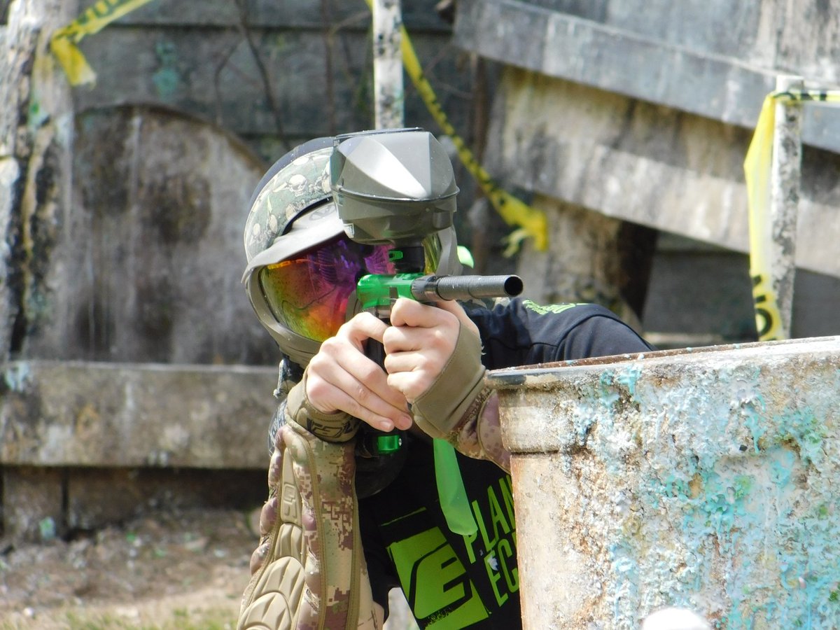 TCOPaintball's tweet photo. Playing tight and making his shots!  It's @NickMontaperto tucked in at a one-day #scenario #paintball game.  Photo by @LOFPB. 
#planeteclipse
#cs2
@VirtuePB https://t.co/cV8SNvZaqZ