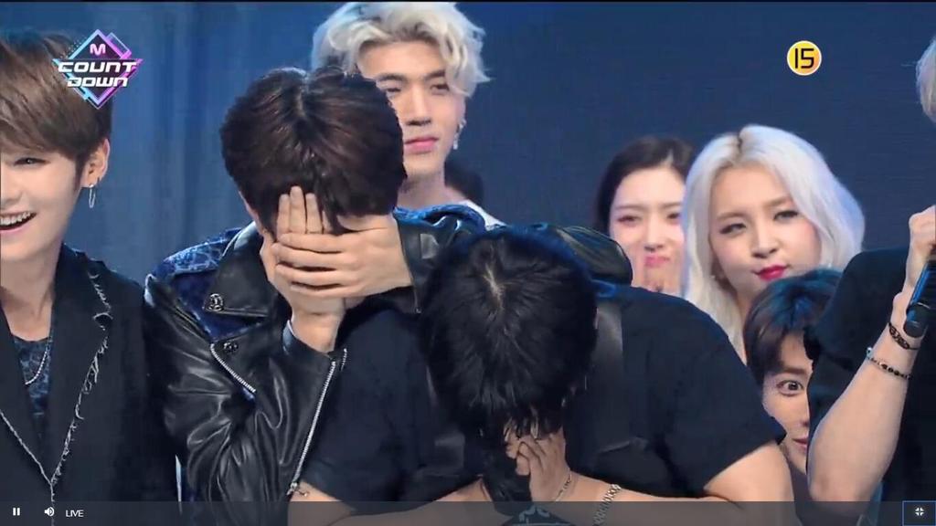PureMiracle922's tweet photo. #StrayKids1stWin 울지마ㅠㅠㅠㅠ 1위 축하해요ㅠㅠㅠㅠㅠㅠ https://t.co/4SnGgxxkwc