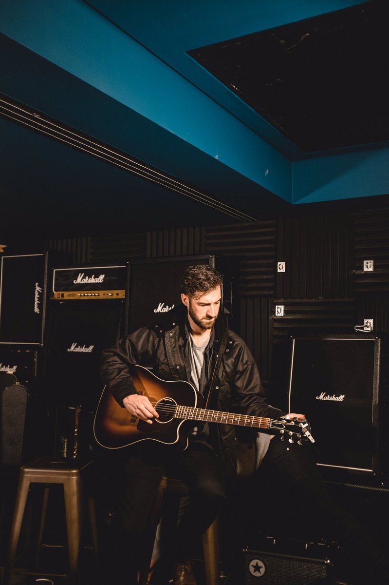 Keywest_Glover's tweet photo. Looks lonely but that's me in my happy place holding my @gibsonguitar surrounded by @marshallamps in the @TicketmasterUK hq ๐
ยท
ยท
ยท
#ontour #uk #london #keywestofficial #musician #marshall #gibson #folk #rock #guitar #acousticguitar
ยท
๐ธ @Keywest_James https://t.co/jTF5Ktf5bQ