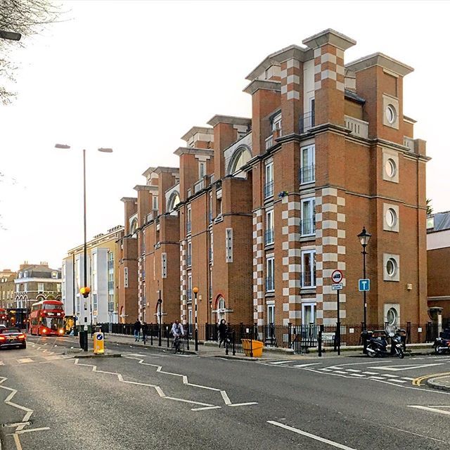 adjasoncies's tweet image. PROPA BRITISH POMO: Mercers’ House on Essex Road by John Melvin in 1992. #architecture #postmodernism #postmodernarchitecture #pomo ift.tt/2YO64iP