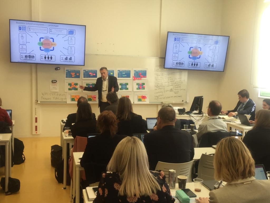 Afternoon session on data ecosystem during the Smart Data Management Workshop @ESCPeurope <a href="/wmijnhardt/">Wilfred Mijnhardt</a> #SmartData