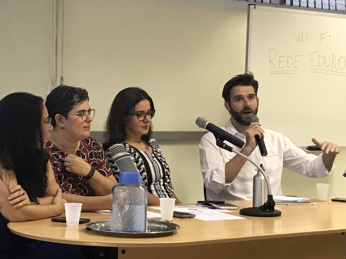 germanabarata's tweet image. Diego Vicentin fala de sua pesquisa com redes comunitárias como forma de resistência e apropriação de tecnologias. As comunidades enquanto proprietárias das redes para que possam se beneficiar de tecnologias como a internet #vigilância @Lavits_ @unicamp #labjor