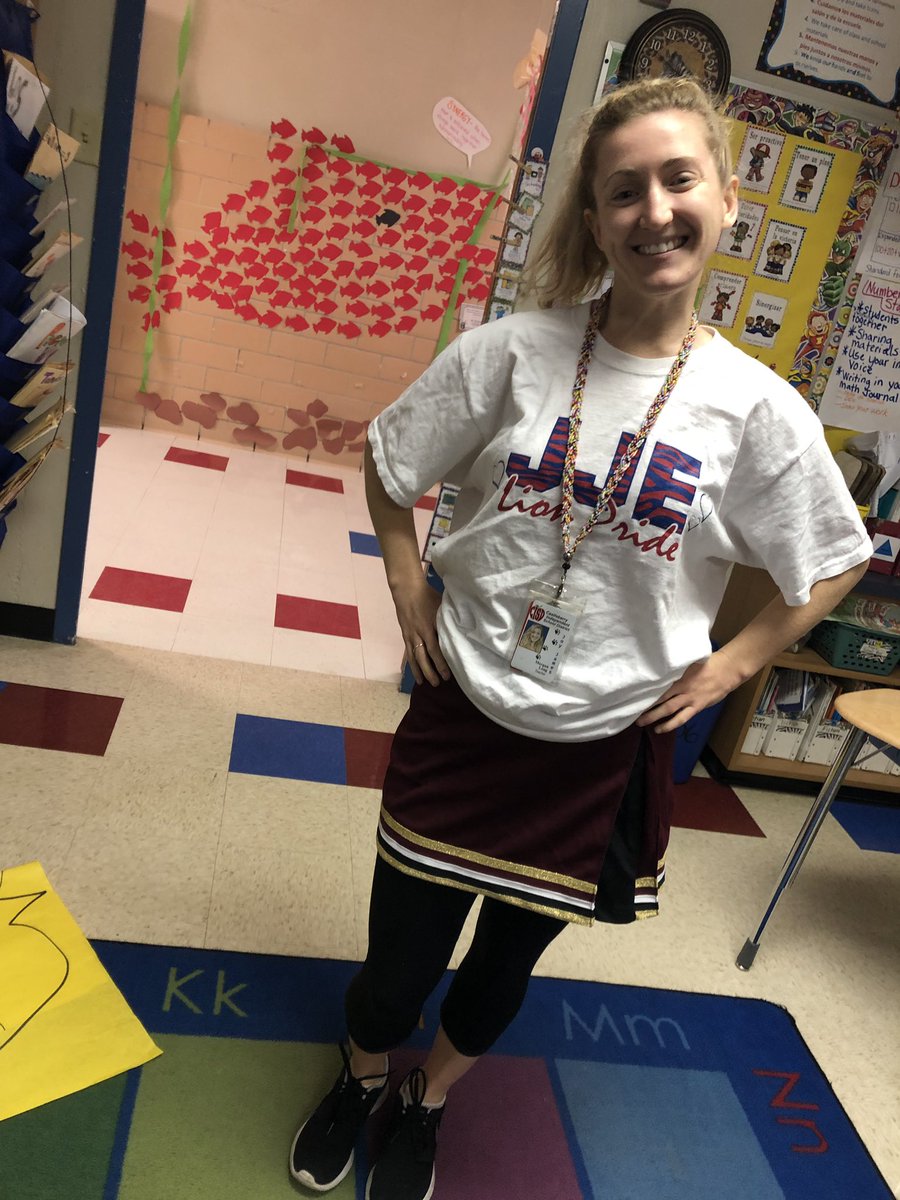JJEJuarez's tweet photo. @miss_longm Ms. Long using the power of positivity to level up our student!! #JoyJames #castelberryisd https://t.co/CackxawPUk