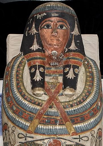 Kate_Fulcher's tweet photo. How beautiful is this @britishmuseum cartonnage mummy-case? Note the red leather stola depicted crossing over her chest, probably to identify the deceased with Osiris (real thing @World_Museum M11562), and the bright white pigment used for the falcon's face (probably huntite) https://t.co/4zEgSjyBwV