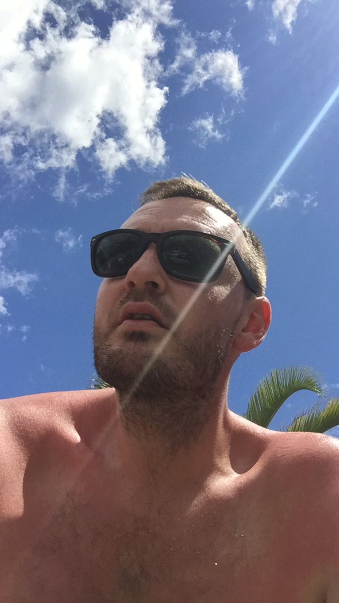 hundiendo unas pocas estrellas al lado de la piscina