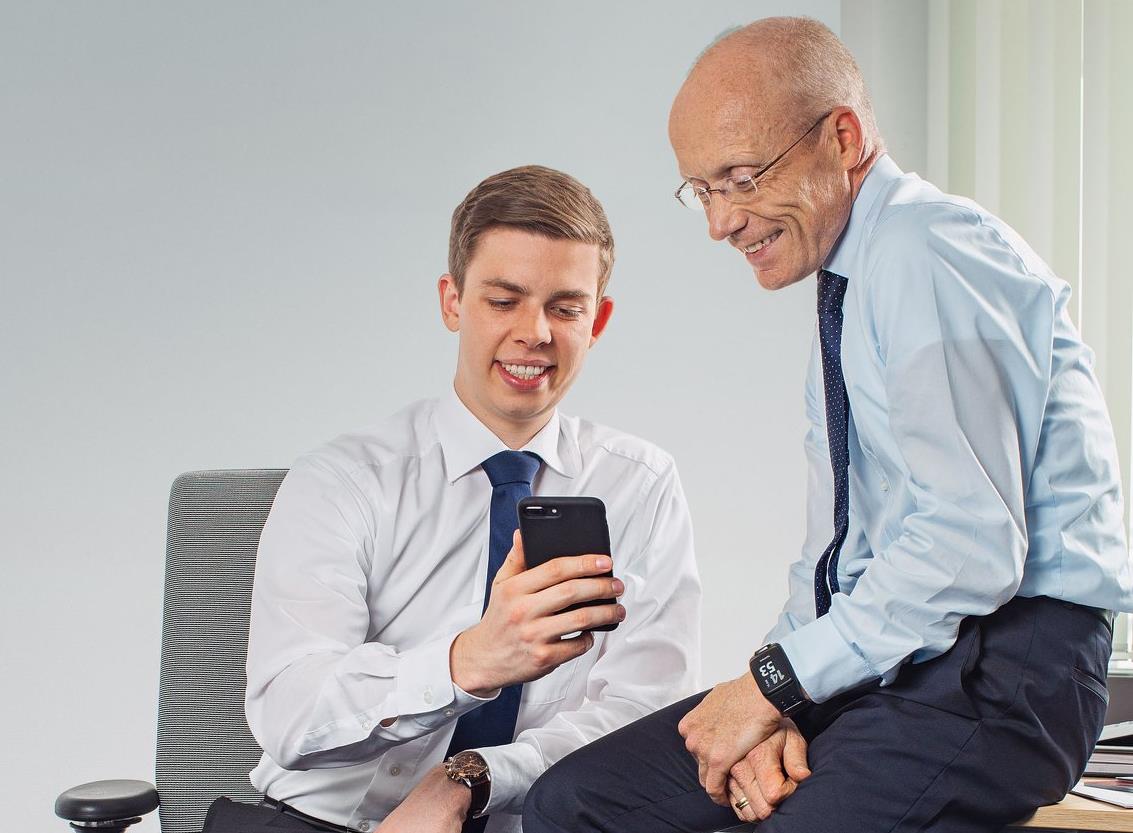 dzbank's tweet photo. "Reverse #Mentoring" heißt: Junge Kollegen zeigen Führungskräften, wie digitale Technologien &amp; soziale Medien ticken. Heute sind 27 neue Gespanne in der #dzbank gestartet👍🏻 Ob der Rollentausch klappt, schildern zwei Kollegen: https://t.co/shZOh3jWWO #CSR #GenerationUnlimited https://t.co/EOFxF18Ykj