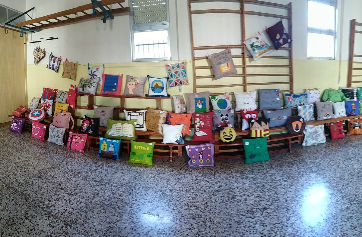 D_MaestroTorres's tweet photo. Estamos actualizando la #Biblioteca... ¡Mirad que preciosidad! En breve colocaremos los cojines que las #familiasdivino han elaborado. ¡Muchas gracias a tod@s! #RmodelARTS #IDYENSEÑAD https://t.co/ZEms6eplUz