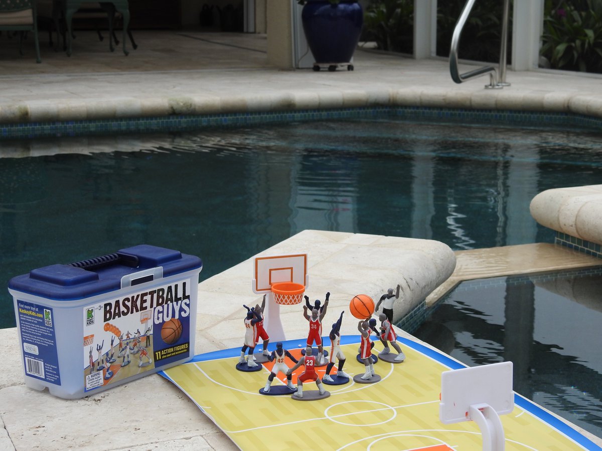 KaskeyKids's tweet image. The first photo submitted for our Giveaway Contest was very timely for the #Sweet16!  It looks like some families are planning to watch the games poolside! #SpringBreakChallenge #MarchMadness