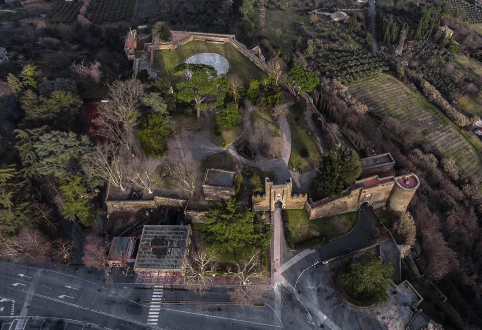 LiveOrvieto's tweet photo. #Vistidavoi
🖋 "È proprio quando credete di sapere qualcosa che dovete guardarla da un’altra prospettiva". (L'Attimo fuggente)

La Fortezza dell'Albornoz di #Orvieto
📸 Leonardo Willy Bracaccia
#ViviOrvieto #LiveOrvieto https://t.co/PEkHHJfVgb
