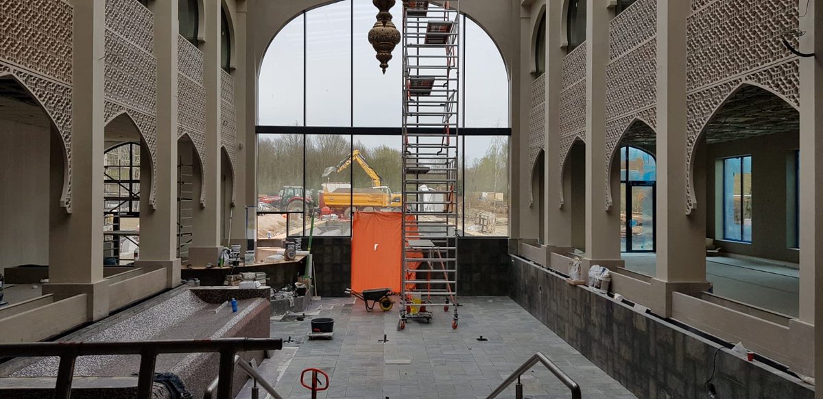 Druk bezig met de tegelvloer van het zwembad en de mozaïek tegels op de ligbanken.....