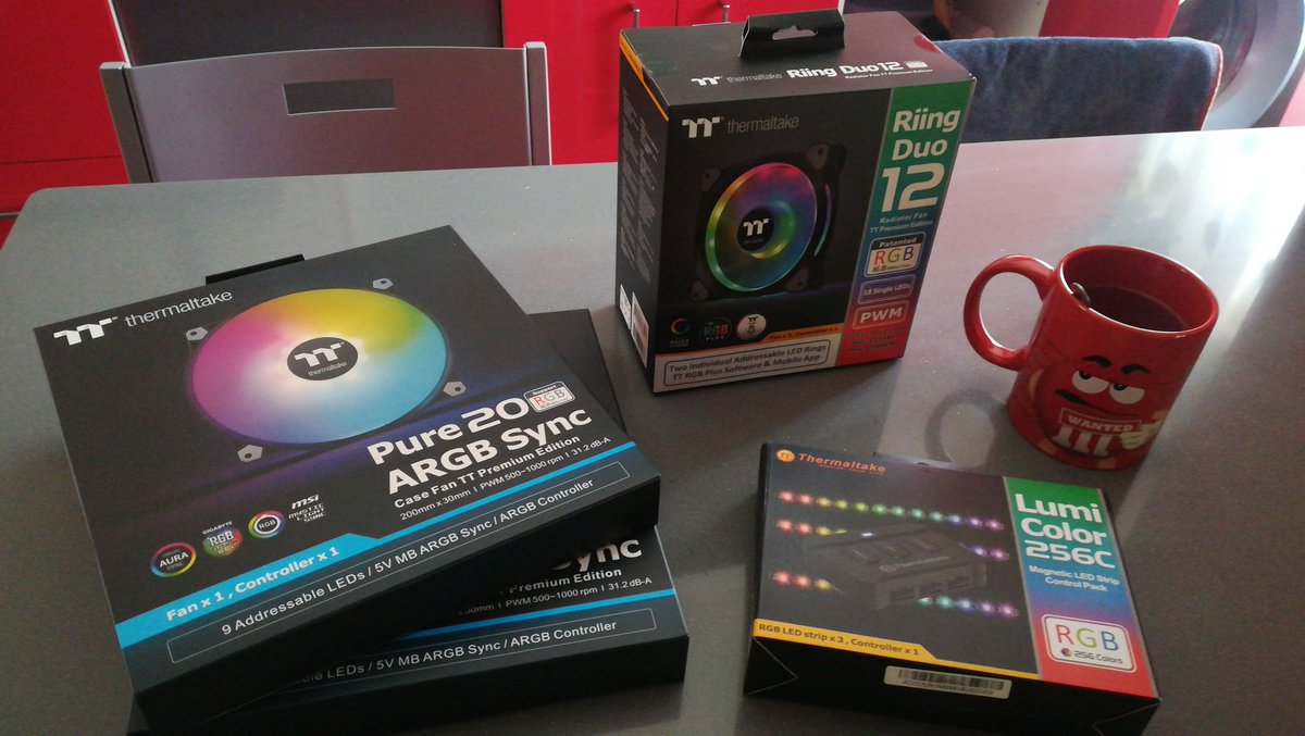 alberto_orco's tweet image. Una manzanilla con miel y algo que se cuece a fuego lento. A luminoso fuego lento. @Thermaltake_ES #modding #casecon #mjolnir