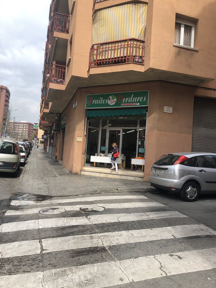 RosRodHer's tweet photo. -Vorera ampla ✅
-Vorera accesible ✅
-Cotxes ben aparcats sense treure espai ✅
Tots podrem passejar per aquest carrer, però no tots podrem entrar a la botiga a comprar fruites i verdures ❌
#sharediversitas #diversitatuoc1 https://t.co/KGIv8N02hL