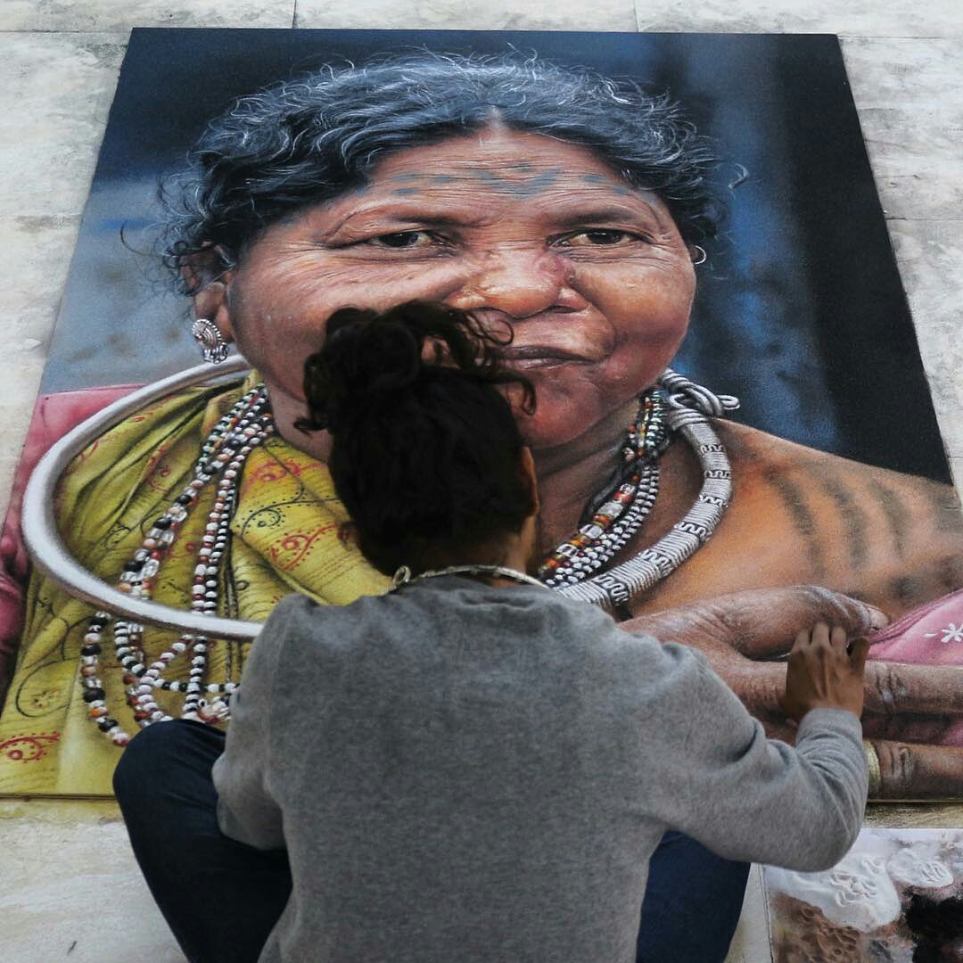 || Baiga Tribe ||
Baiga tribe predominantly resides in Kabirdham district of Chhattisgarh. They are known for their exquisite tattoo culture. The famous rangoli artist Pramod Sahu has made a beautiful rangoli art of a Baiga woman, clicked by Nikhil Verma
#incredibleIndia