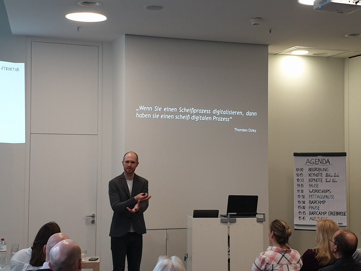 DnlFschr's tweet photo. Frank Eilers erklärt uns die Zukunft der Arbeit auch in der öffentlichen Verwaltung! https://t.co/VaTiJLC2ji