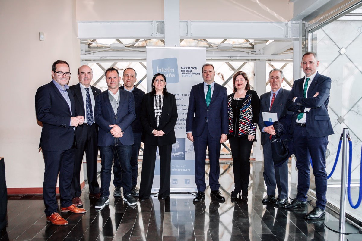 Interimspain's tweet photo. Os dejamos una reseña de la jornada “Incorporar talento innovando”, celebrada en colaboración con la @CEOEAragon donde hemos presentado el #ForoInterimManagementAragon. 📍https://t.co/0CE0cmAdrm #interimmanagement #interimmanager #foroAIMEAragon #foroIMAragon #asociadosAIME https://t.co/fAf5ULp5if