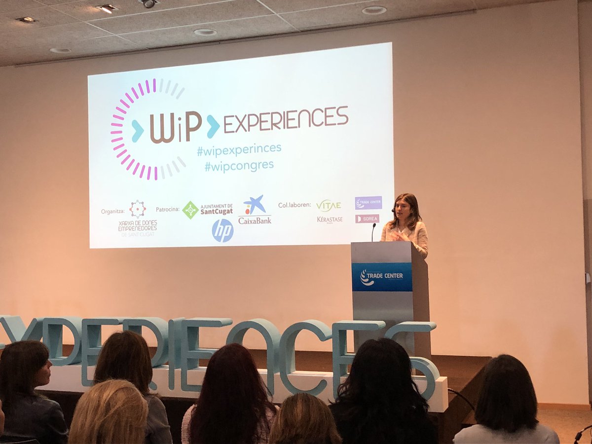 Després que algunes de les assistents expliquessin la seva experiència breument, ja està sobre l’escenari del <a href="/sctradecenter/">SC Trade Center</a> l’<a href="/AnnaGrauGal/">Anna Grau</a> per parlar sobre <a href="/youngitgirls/">Young IT Girls</a> i les #SmartCity #WiPExperiences #wipcongres <a href="/wipcongres2018/">WiPExperiences</a> <a href="/XdescSC/">XDESC</a> #SantCugat