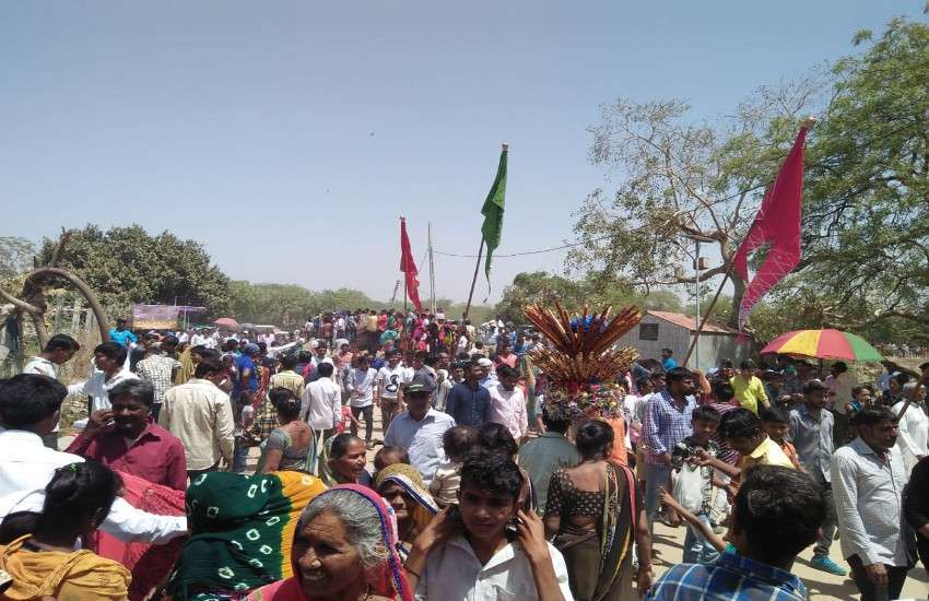 sherya41080385's tweet photo. Palanpur: Awareness of voting in Tribal Lokmale!!!
Palanpur Along with elections, coming from the administration to various organizations, the
voters are being educated.
#supportNwp #VoteforGasstove #VoteforNwp #loksabhaelections2019 #Electioncampaign #Hervociemyvocie https://t.co/q3GBDEYwAI
