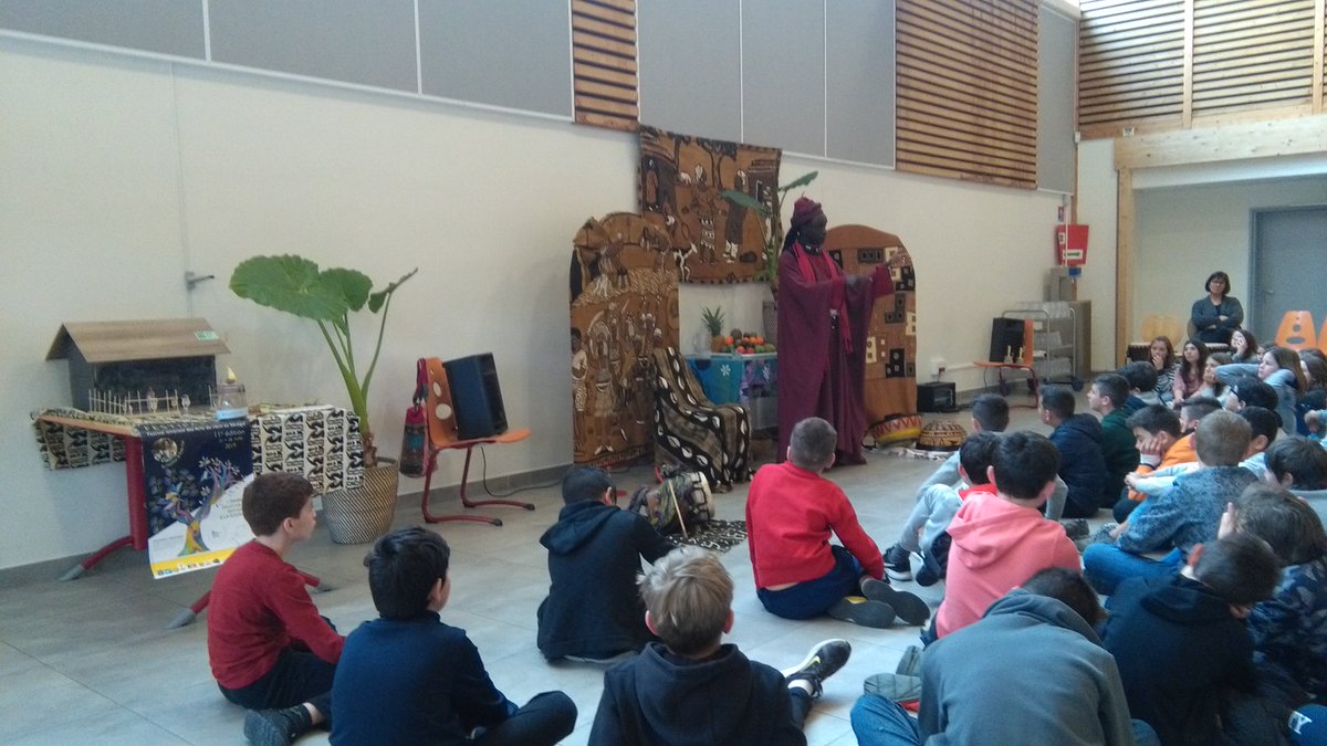CollegeMontech's tweet photo. Une matinée sous le signe du Sénégal et des contes africains  avec le Griot Boubacar Ndiaye  https://t.co/aQa1zvLFtU Bravo aux 6e pour l'arbre à palabres et aux profs de lettres pour leurs contes ! Spéciale dédicace à@AnneliseTajan un vrai moment de partage en musique ! 🙏😃 https://t.co/gJ0tDpOofg