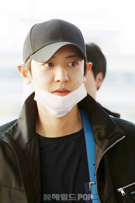 Kpop_Herald's tweet photo. #Chanyeol of #EXO leaving for Singapore to attend #Prada's cocktail event. 
@weareoneEXO https://t.co/65SzYcDytu