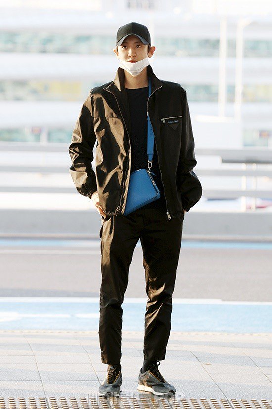 Kpop_Herald's tweet photo. #Chanyeol of #EXO leaving for Singapore to attend #Prada's cocktail event. 
@weareoneEXO https://t.co/65SzYcDytu
