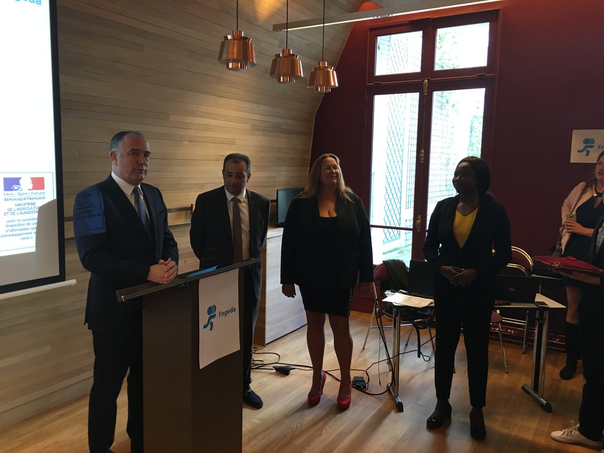 Le ministre de l’Agriculture à l’AG de la FNGEDA pour remettre la Légion d’honneur à Karen Serres, présidente de Trame <a href="/KarenSerres1/">Karen Serres</a> <a href="/dguillaume26/">Didier GUILLAUME</a> @Min_Agriculture @IFOCAP75