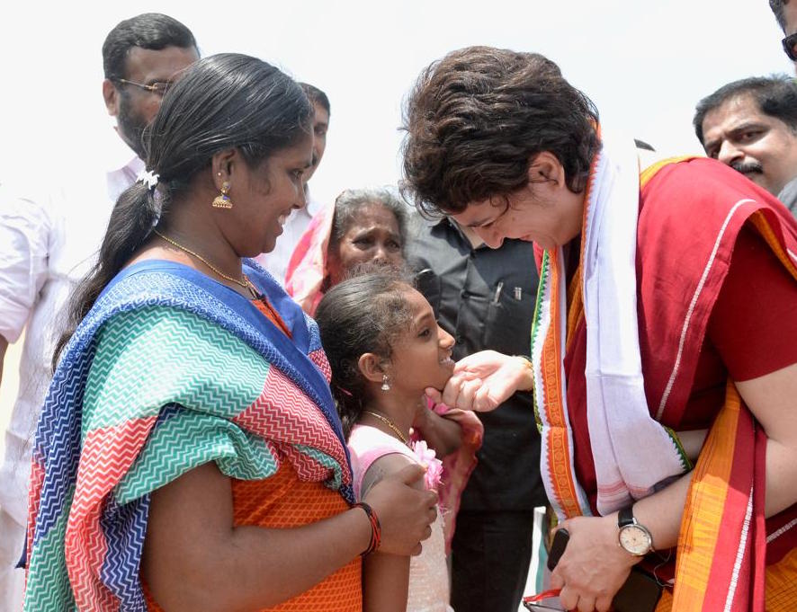 INCIndia's tweet photo. 68-year-old Elsy Amma - one of the victims of the Kerala floods - had a special meeting with CP @RahulGandhi &amp; Smt @priyankagandhi. She discussed some of her issues with them &amp; was ensured that her problems would be addressed.

#RahulGandhiWayanad 
#RahulTharangam https://t.co/29ANgGCw9J