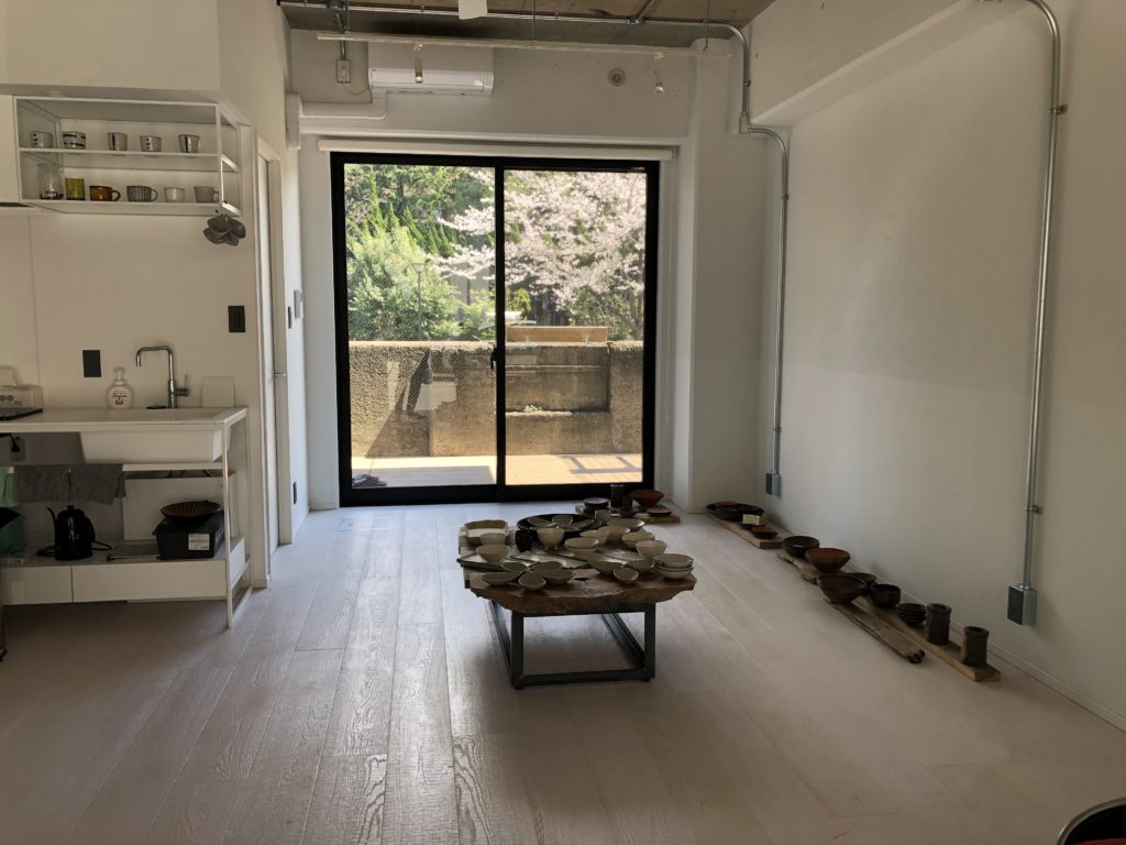 本日2件新たに掲載開始しました。
東京都現代美術館より約800m、干物など物販しているスペースの一角とのこと。なかなかない条件で素敵ですね。
uwa-ko rental-gallery.jp/uwa-ko/
#galleryu #ギャラリー #レンタルギャラリー #展示