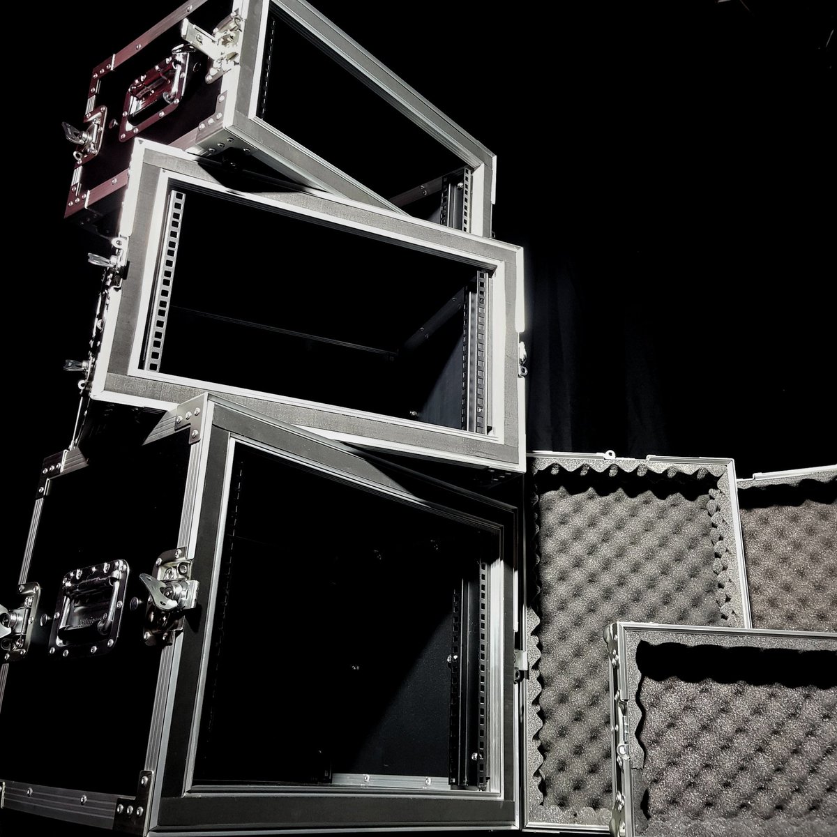 RhinoFlightcase's tweet photo. Twin Door Rack Cases comes in Standard and Extra Deep depth to fit all your needs.  It has solid butterfly clasps, unique foam cushion layer, riveted ball corners and twin doors allows front and rear cables to be accessed! 
Call us on 01604664571 for more info.
#flightcases #case https://t.co/AgIhj1NPto