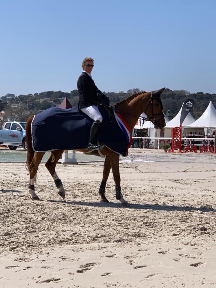 FFEquitation's tweet photo. Ce weekend, le circuit Top 7 de la @FFEquitation, réservé aux #chevaux de 7 ans, a fait étape à Cagnes-sur-Mer et Deauville en saut d'obstacles, et à Tartas en concours complet.
Retour sur ces étapes
➡️ CSO : https://t.co/La0qcASqhY
➡️ CCE : https://t.co/xU7OnvvWbA
#équitation https://t.co/msz1H0rcLA