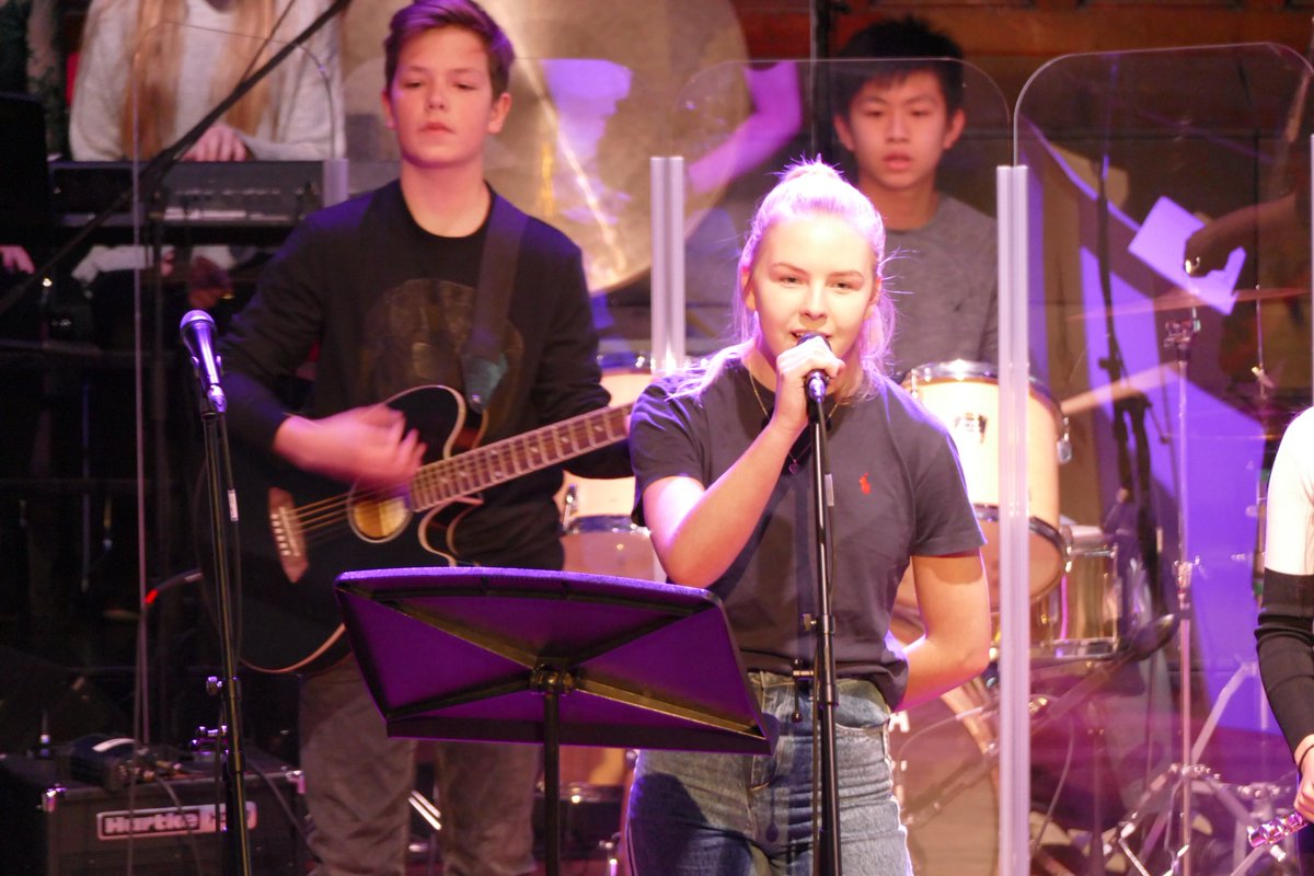 BromsMusic's tweet photo. More photos from #popandjazz earlier this week. Well done to our Year 10 #GCSEMusic pupils and their fantastic David Bowie performance. @BromsSchool #BromsMusic #BromsConcert 🎼🎻🎺🎸🎹 🥁🎤 https://t.co/6zcy8WJTeI