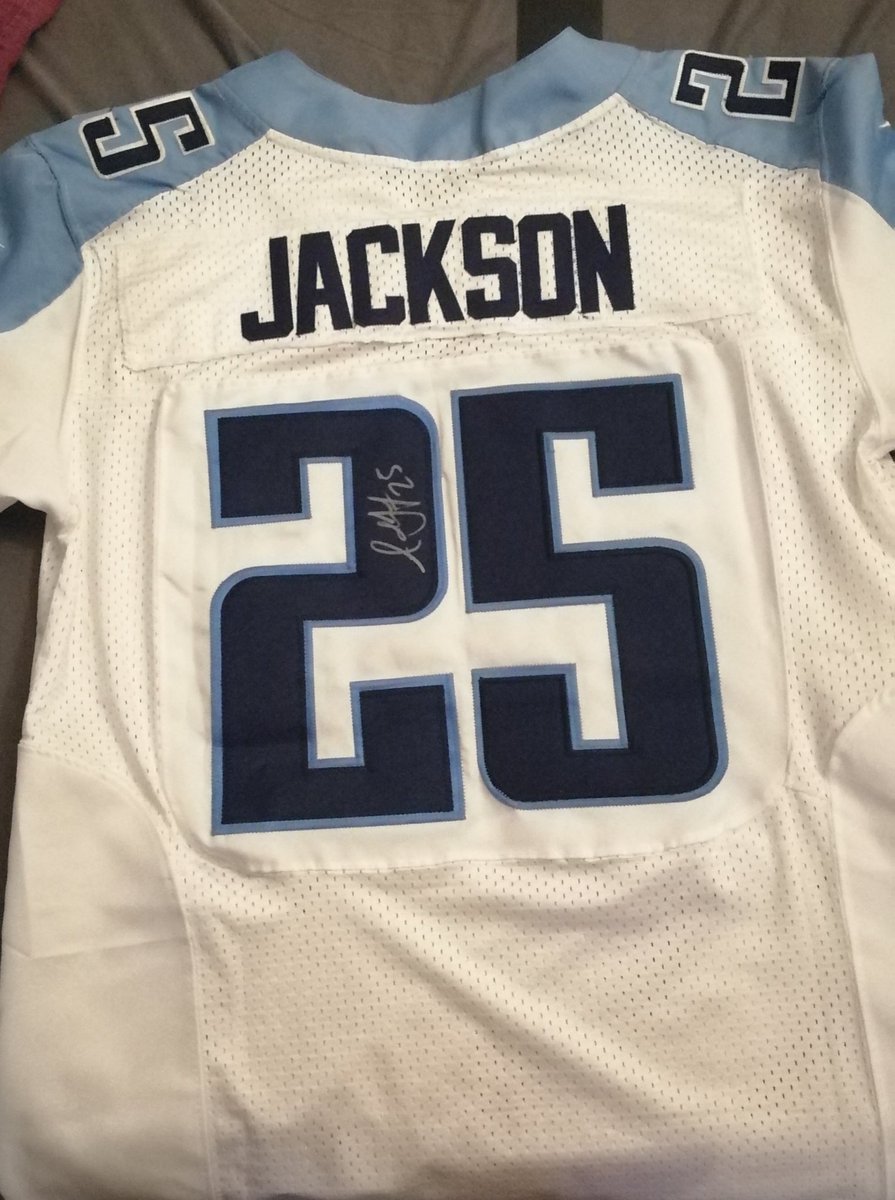 Flosch1006's tweet photo. My signed @AdoreeKnows jersey finally made it all the way across the pond to Germany! 😍🔥
Can't way to rock this beauty on our next #Titans roadtrip! ⚔️
#TitanUp #GermanTitans https://t.co/i9gQs5LTAu