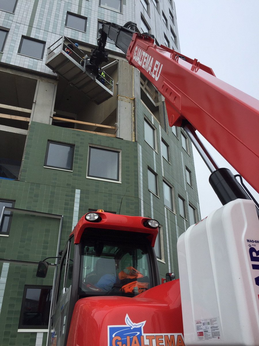 GjaltemaGroep's tweet photo. In Groningen wordt woontoren De Helix gerealiseerd. Deze zal bijna 68 meter hoog worden. 
    
Gjaltema is onder meer betrokken bij het plaatsen van gevelbekleding. Hiervoor moeten 3 vakmensen veilig kunnen werken vanuit 1 werkbak. Een bemande verreiker maakt dat mogelijk. https://t.co/5bQeeDUwJR