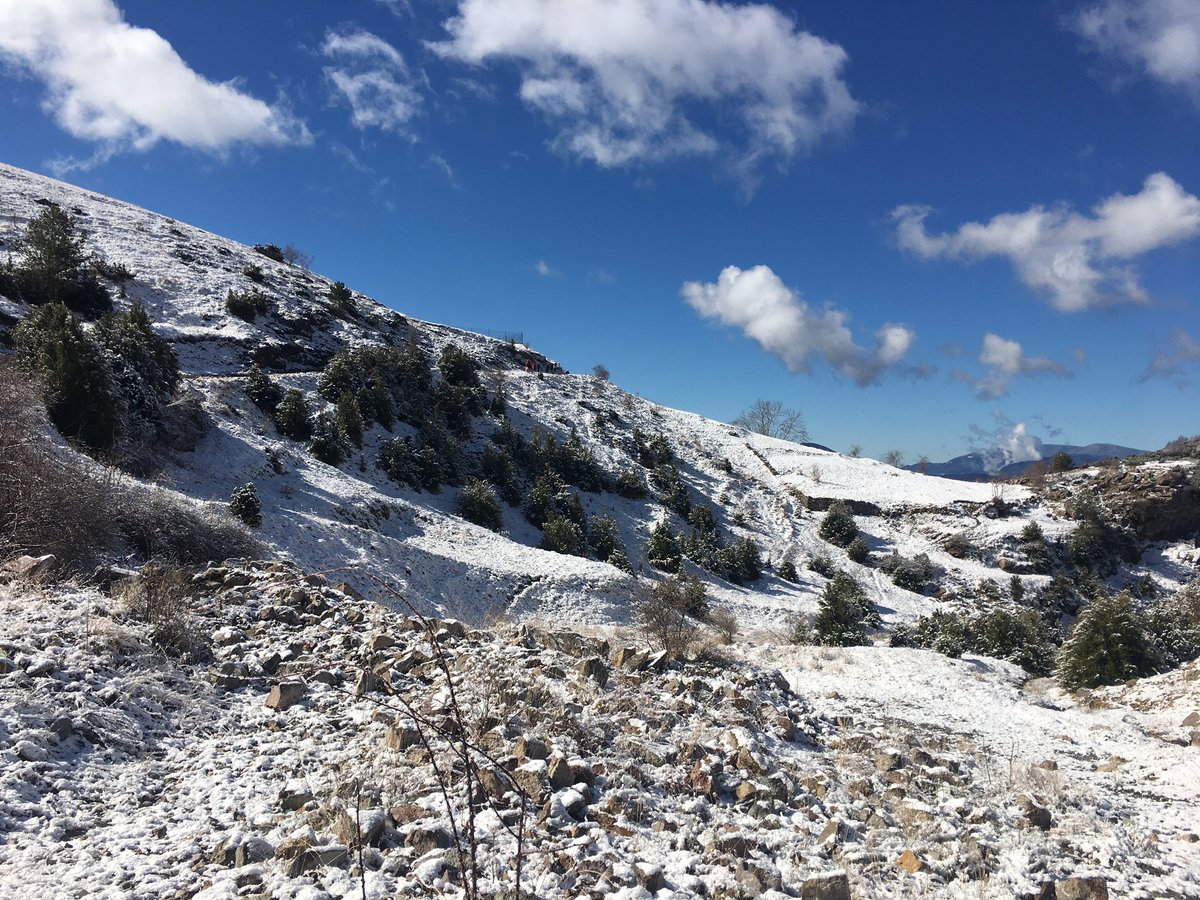 DMSEscola's tweet photo. Ha nevat a Castellar de n’Hug i fa un dia esplèndit.  A punt d’entrar a la cova de ls Tuta https://t.co/jr2vaBJ6L1