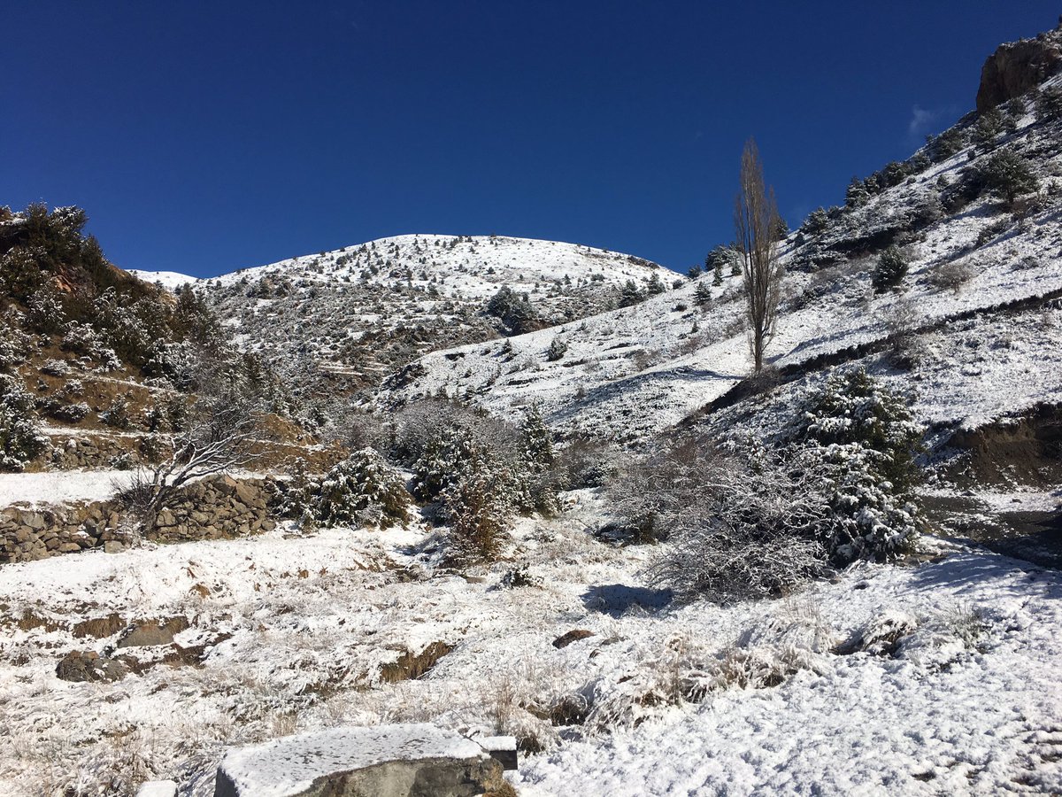 DMSEscola's tweet photo. Ha nevat a Castellar de n’Hug i fa un dia esplèndit.  A punt d’entrar a la cova de ls Tuta https://t.co/jr2vaBJ6L1