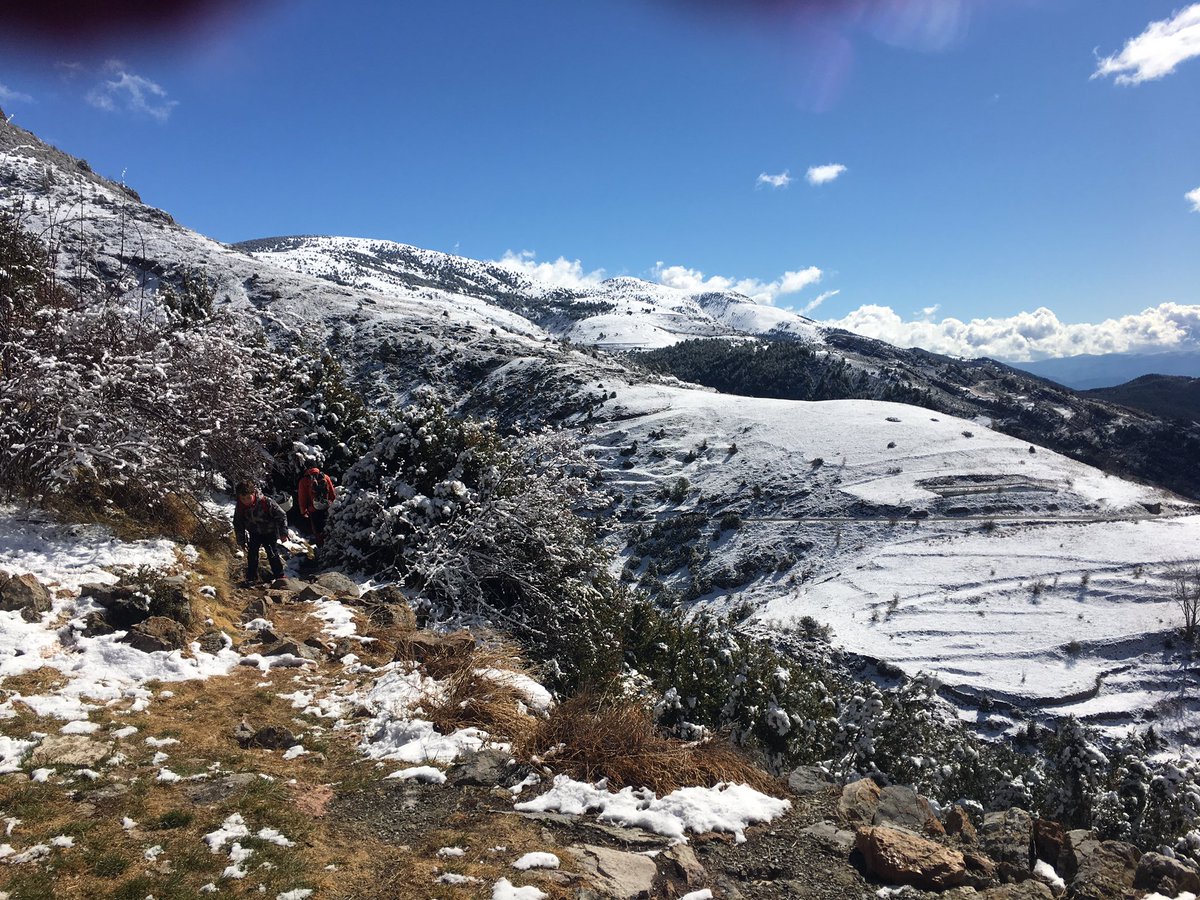 DMSEscola's tweet photo. Ha nevat a Castellar de n’Hug i fa un dia esplèndit.  A punt d’entrar a la cova de ls Tuta https://t.co/jr2vaBJ6L1