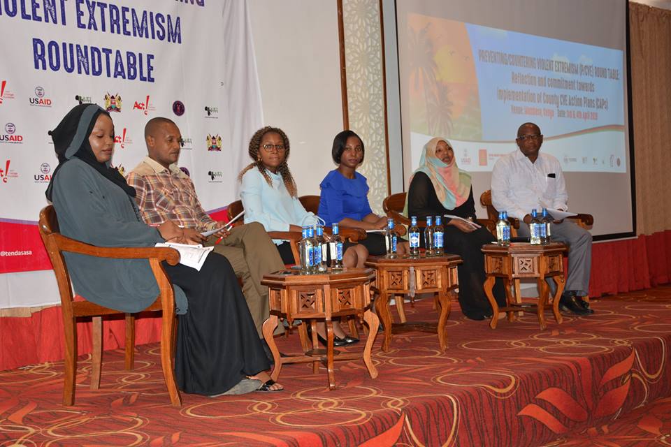 AnikaTv_ke's tweet photo. Dr. Steve Ouma moderating a session on Governments Vision and milestones so far so realized on war against radicalization and violent extremism.
@tendasasa @Huria_KE @HakiAfrica @ncckkenya @KECOSCE @Search4GroundKE @USAIDKenya @Metknu @COEC_MSA
#CVERoundTable https://t.co/OM5nvBmrTj