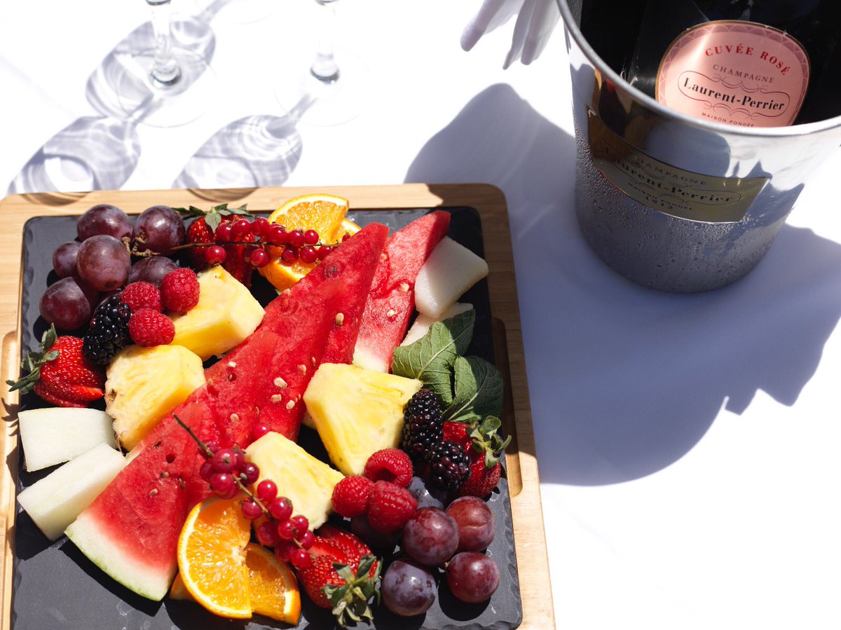 🍉🍍🍓 Fresh fruit and champagne  🥂🍾 that’s your holiday sorted!!! 
#SummerVibes

Reservations:
📩reservations@lasalabythesea.com 
📞 +34 952 813 882