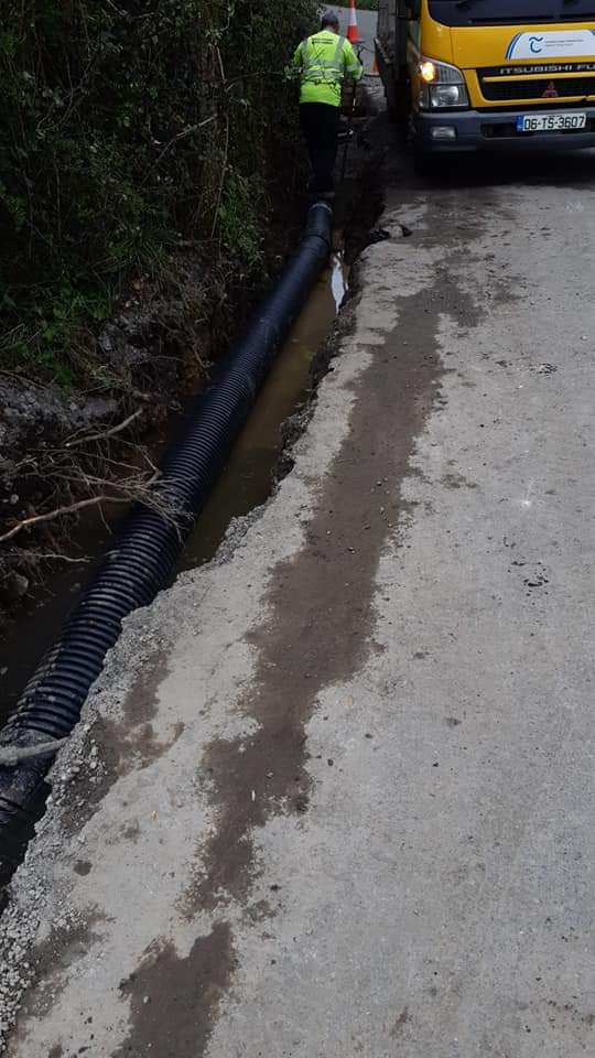 ClonmelBD's tweet photo. #Drainage works preventing road #flooding being carried out by @ClonmelBD staff between #Newcastle and #Knocklofty at #Roxboro @TipperaryCoCo @TipperaryFire @SPremierReview https://t.co/3tK4iFQCVY