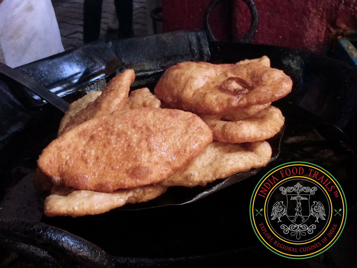 IndiaFoodTrails's tweet photo. There is something special about the deep fried delicacy widely enjoyed in Northern Part of India it is nothing but a fluffy flatbread served with spicy chickpeas. @IndiaCityWalks

#Bhatura #NorthIndianFood #IndianCuisine #Foodies #FoodFacts #FunFacts https://t.co/9yyYtwyPIv