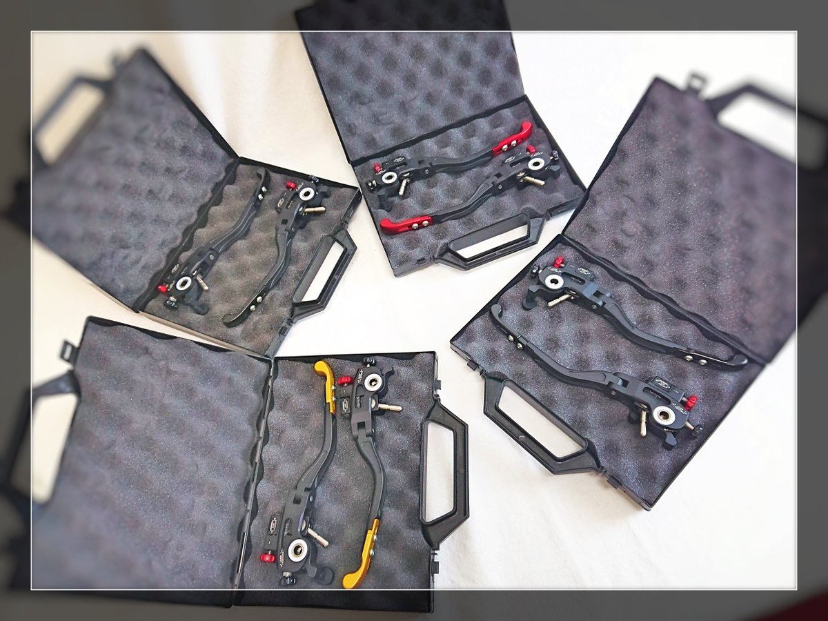 imotorcycleJP's tweet image. DUCABIKEのレバーをご紹介🙌

魅力満載のダブルアジャスタブルレバーは、先端の長さ、レバーの位置やブレーキタッチを路面状況等に合わせて細かく変えられる優れ物！

特別感のあるボックスに入ってのお届です。ぜひ適合チェックしてみてね☺

#Ducabike #PerformanceTechnology #ducati #ドゥカバイク