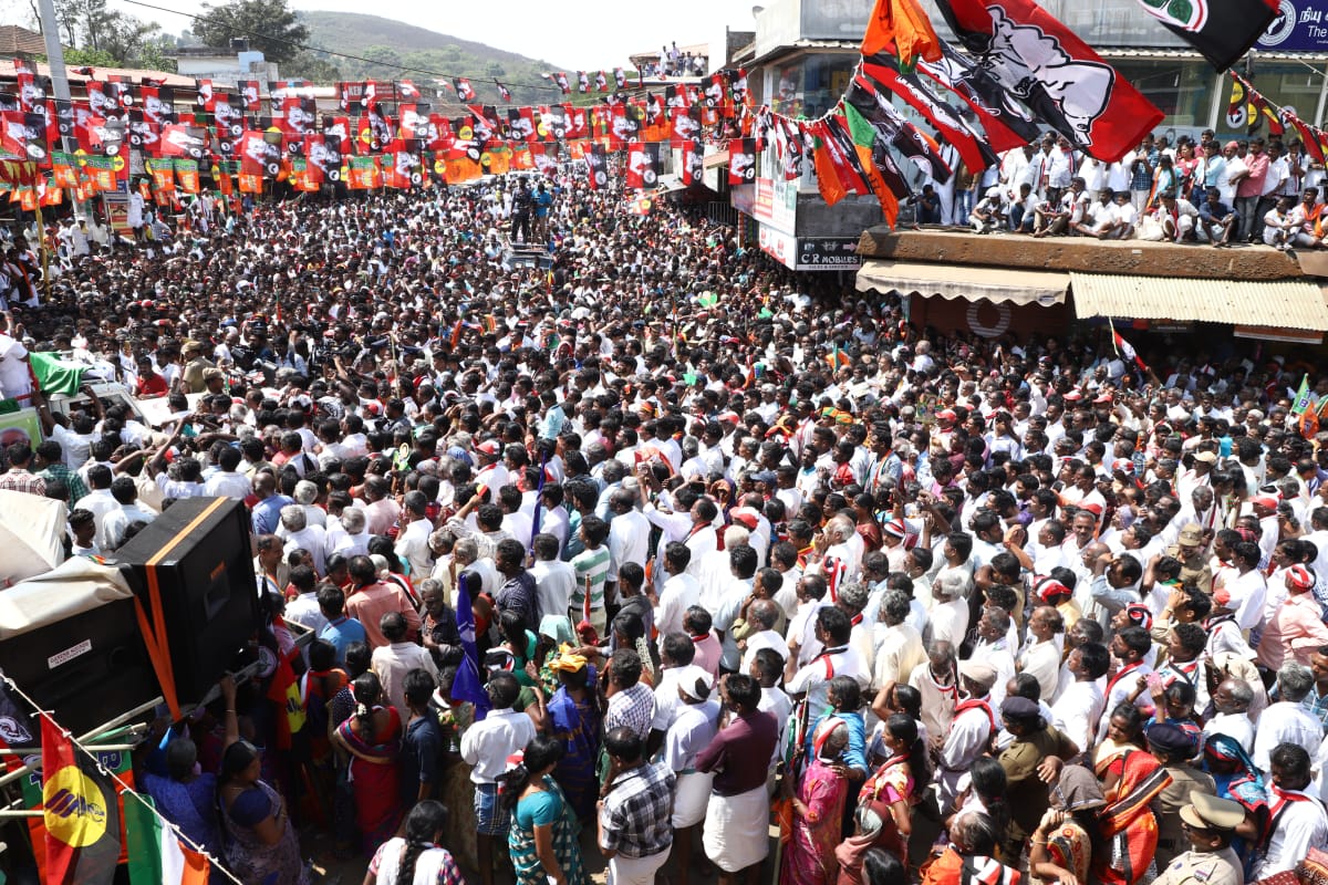 நீலகிரி நாடாளுமன்ற தொகுதிக்குட்பட்ட பந்தலூர் பகுதியில் இன்று, நீலகிரி மக்களவை தொகுதி கழக வேட்பாளர் திரு.M.தியாகராஜன் அவர்களை ஆதரித்து பிரச்சாரம் மேற்கொண்டு, இரட்டை இலை சின்னத்தில் வாக்கு சேகரித்த போது.. #AIADMK #Mission40 #LokSabhaElections2019