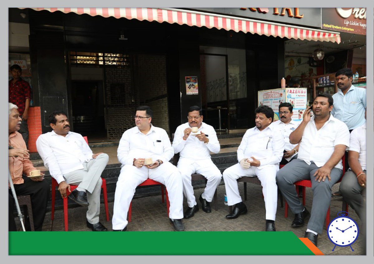paranjpe_anand's tweet photo. वाशीमध्ये माजी खासदार डॉ . संजीव नाईक, नवी मुंबईचे महापौर जयवंत सुतार, राष्ट्रवादी काँग्रेसचे नवी मुंबई शहराध्यक्ष अनंत सुतार यांच्यासोबत कॉफीचा आस्वाद घेत, ज्येष्ठ नागरिकांशी संवाद साधला.#NCP #NCPThane #Congress #NatinalCongress #LokSabhaElections2019 https://t.co/JzeudbYraJ