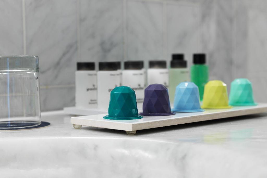 SheratonParis's tweet photo. Les salles de bains de nos Suites sont équipées des capsules Skinjay qui diffusent des huiles essentielles dans l’eau de la douche.
--
Our Suites' bathrooms are equipped with Skinjay capsules that diffuse essential oils in the shower water. 
#sheratonParis #Aromatherapy #Shower https://t.co/1YuF1XwYhV