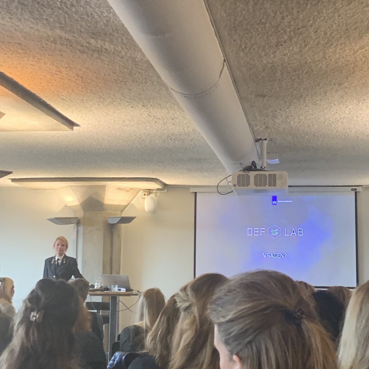 VanDijk_Jan's tweet photo. ‘Hé! Ik heb ook last van mijn knieën maar zeur er gewoon niet over’
Over non trained vloggers die met de commando’s meelopen. Goed verhaal over online/offline #deflab #EmerceRecruitment19 https://t.co/tNNL2CZkyb