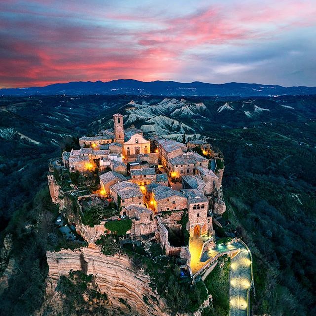 Civita di Bagnoregio. Some people consider Venice a city-museum, because of tourists invasion, this small town is a real museum - no residents are left and entrance is for a fee.

#Civitadibagnoregio #LazioIsME  #igerslazio #yallerslazio
#italy_vacations #italian_places #Top…