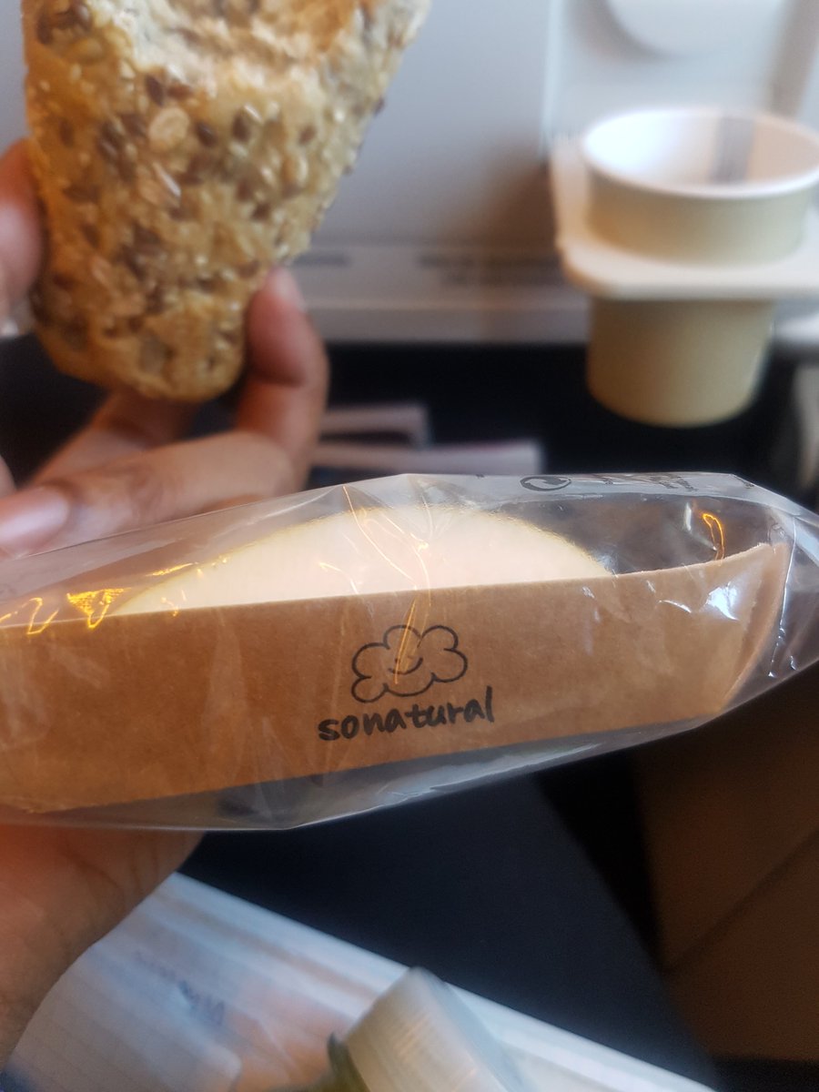 NicolasVelvet's tweet photo. Bonjour @airfrance @AirFranceFR Ça fait quand même beaucoup de plastique non ? 
"sonaturel" mais à quel coût écologic ? https://t.co/OWTxBpQW4K