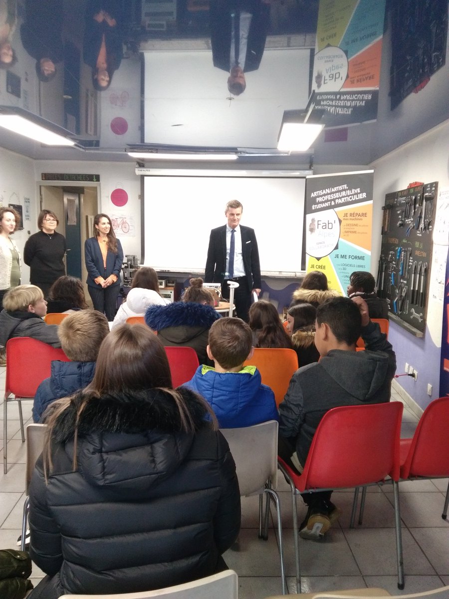 DSDEN05's tweet photo. Rencontres #ScienceFactor19 à @fabalpes #Gap
Les 4ème du collège Centre et CM2 des écoles de Fontreyne et Verdun découvrent le FabLab et le métier scientifique de pharmacienne de l'industrie en présence de Philippe MAHEU, IA-DASEN05 @acaixmarseille @ScienceFactor @ERIPGAP https://t.co/48lunYw2UW