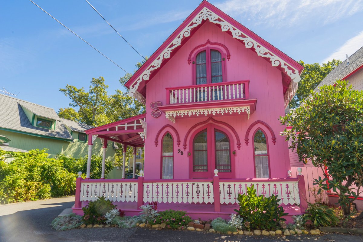 MVSurfsideHotel's tweet photo. The famous Pink House is just a few steps from us, the perfect afternoon park stroll through a historic community cherished by the island.
Call us today to book your Marthas Vineyard Summer Vacation!
#MarthasVineyard #Summer #Vacation https://t.co/cnGyIg294O