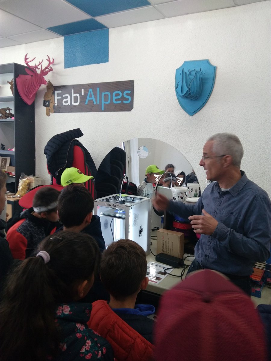 DSDEN05's tweet photo. Rencontres #ScienceFactor19 à @fabalpes #Gap
Les 4ème du collège Centre et CM2 des écoles de Fontreyne et Verdun découvrent le FabLab et le métier scientifique de pharmacienne de l'industrie en présence de Philippe MAHEU, IA-DASEN05 @acaixmarseille @ScienceFactor @ERIPGAP https://t.co/48lunYw2UW